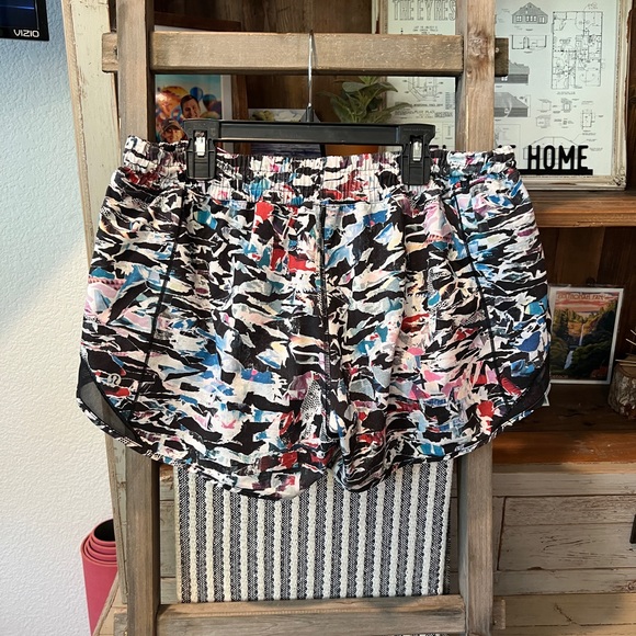 Lululemon women’s hotty hot short II size 10 tall - Picture 4 of 11